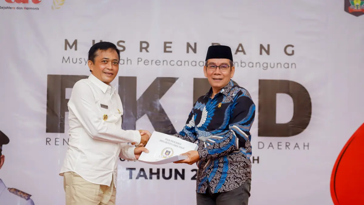 Wakil Ketua II DPRD Lombok Tengah Lalu Sarjana (kanan) menyerahkan berkas usulan warga yang diserap melalui pokok pikiran dewan kepada Bupati Lombok Tengah Lalu Pathul Bahri, Rabu (8/4). (DPRD Lombok Tengah/Lombok Post) 
