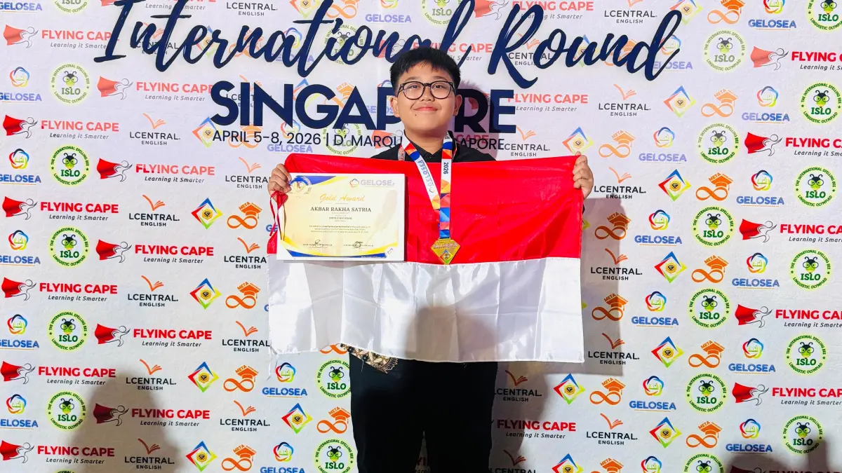 Akbar Rakha Satria, meraih Gold Award Olimpiade Bahasa Inggris dalam ajang International Round Global English Olympiad Southeast Asia (GEO SEA) 2026 di Singapura, Selasa lalu (7/4).


