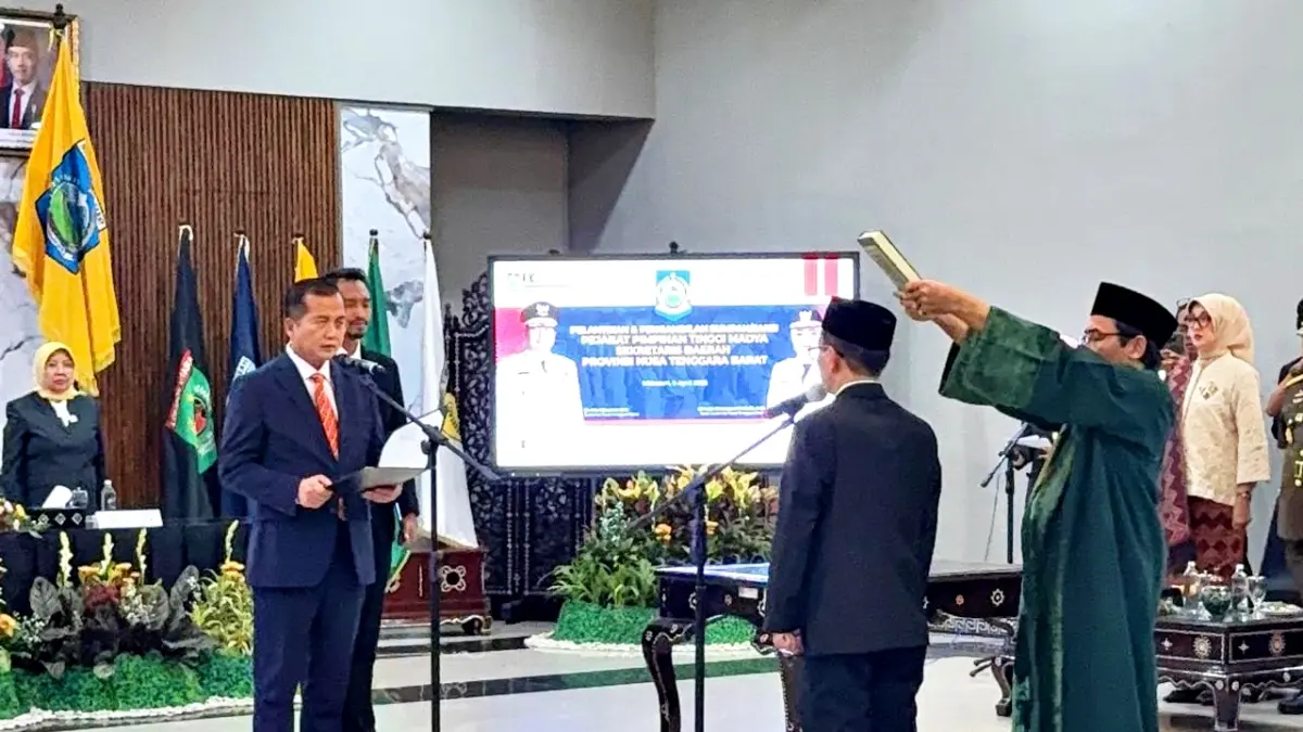 AKHIRNYA: Gubernur NTB Lalu Muhamad Iqbal, saat melantikan Abul Chair sebagai Sekda NTB definitif yang berlangsung di Mataram, Kamis (9/4). (YUYUN/LOMBOK POST).