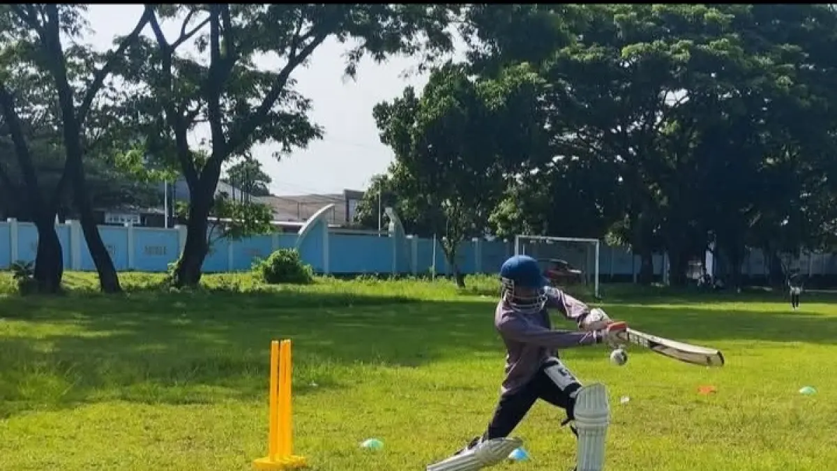Atlet cricket kabupaten/kota saat menjalani latihan di Lapangan Lanal Mataram, beberapa waktu lalu. (DOK PCI NTB)