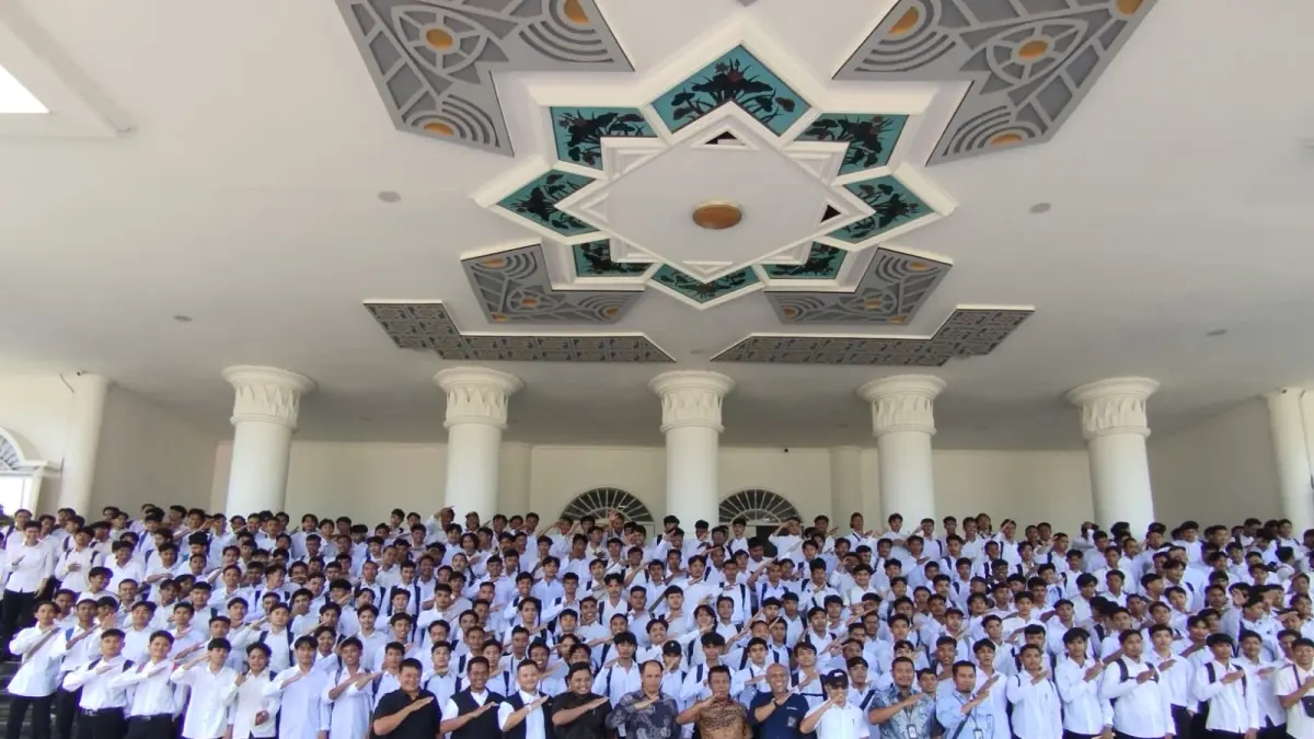 BERFOTO BERSAMA: Bupati KSB Amar Nurmansyah foto bersama ratusan peserta seleksi penerima beasiswa mekanik alat berat, (IST/LOMBOK POST.&nbsp;