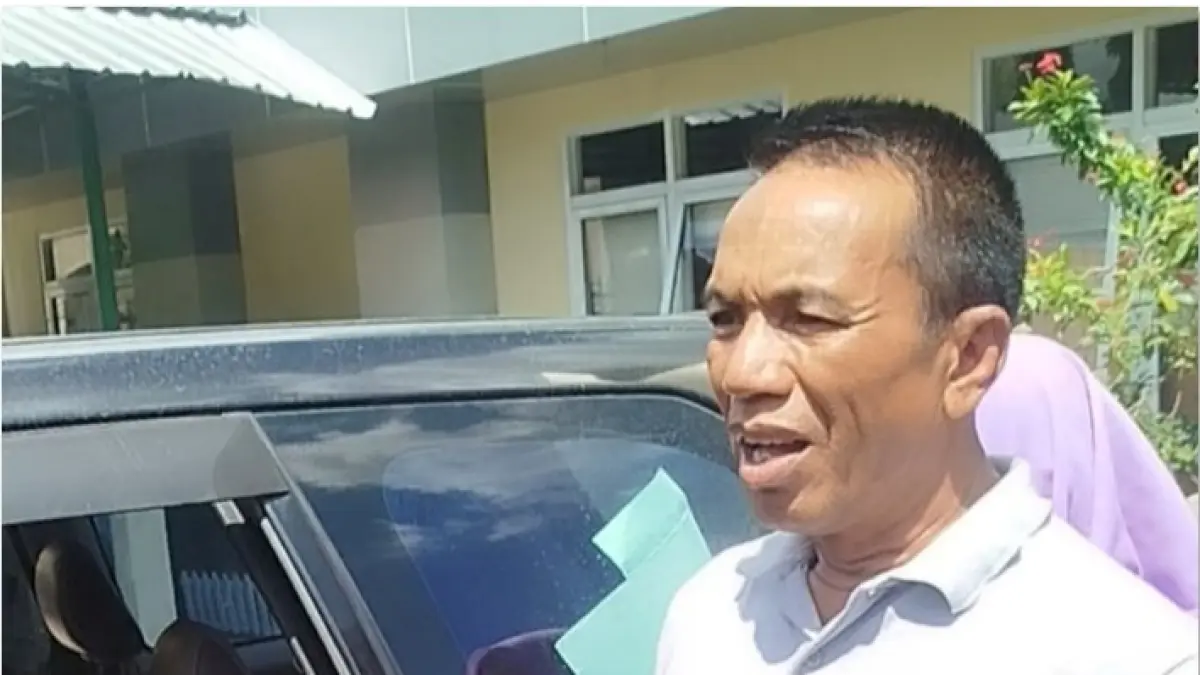 BERNYANYI: Terpidana Imran yang juga Camat Pajo mengaku diperas tiga oknum jaksa, belum lama ini. (Dok/Lombok Post)