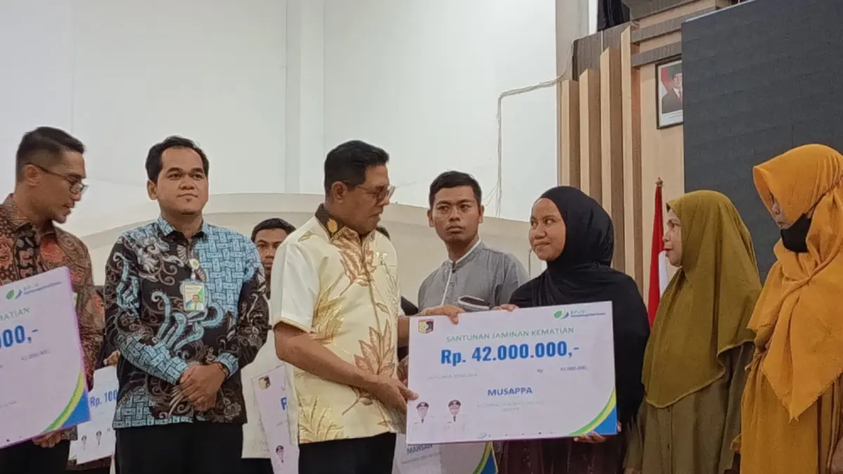 Bupati Lombok Timur Haerul Warisin saat menyerahkan santunan Kematian atau manfaat kepesertaan kepada ahli waris peserta BPJS Ketenagakerjaan.