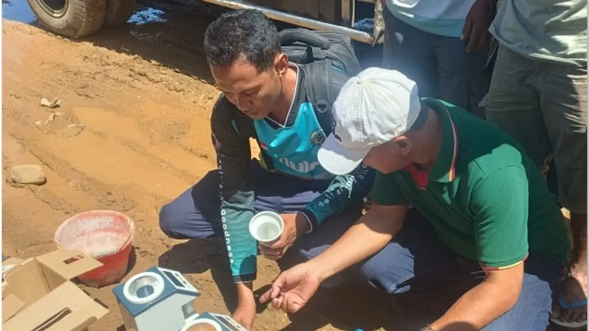 CEK KELAYAKAN: Tim Diskoperindag Kota Bima mengecek alat ukur kadar air jagung di salah satu gudang, Rabu (8/4). (Dok Prokopim Setda Kota Bima )