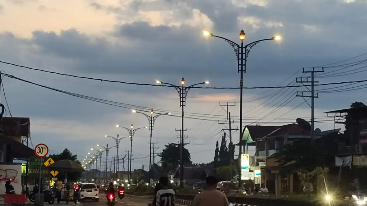 Deretan PJU di jalan raya Tanjung. Pemda KLU berencana memakai skema KPBU dalam pengadaan PJU. (HABIBUL/LOMBOK POST)