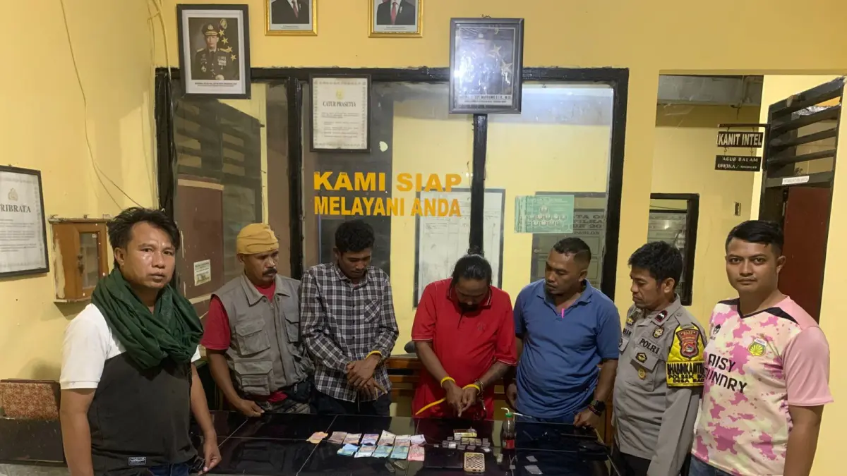DIAMANKAN: Pelaku WD dan YM diamankan bersama barang bukti sabu di Polsek Bolo, Rabu (8/4). (Dok Polsek Bolo)