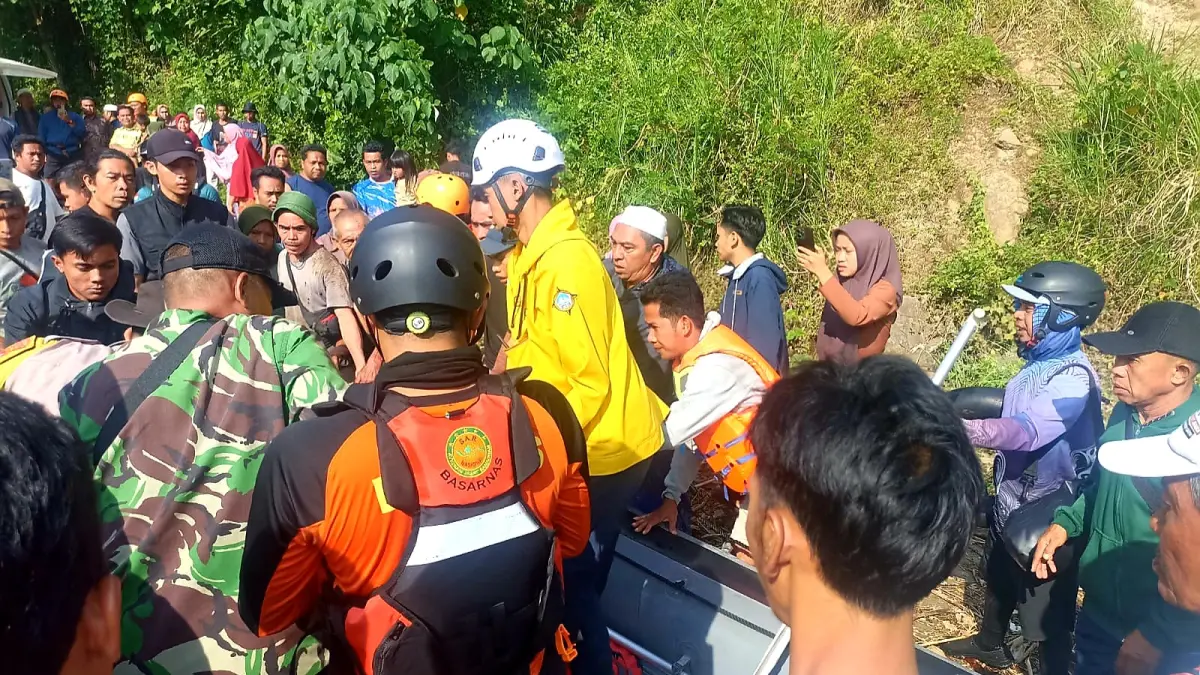 EVAKUASI: Tim SAR gabungan mengevakuasi jasad Heri Saputra di hulu Bendungan Meninting, Kamis (9/4), setelah empat hari pencarian. (DOK KANTOR SAR MATARAM)