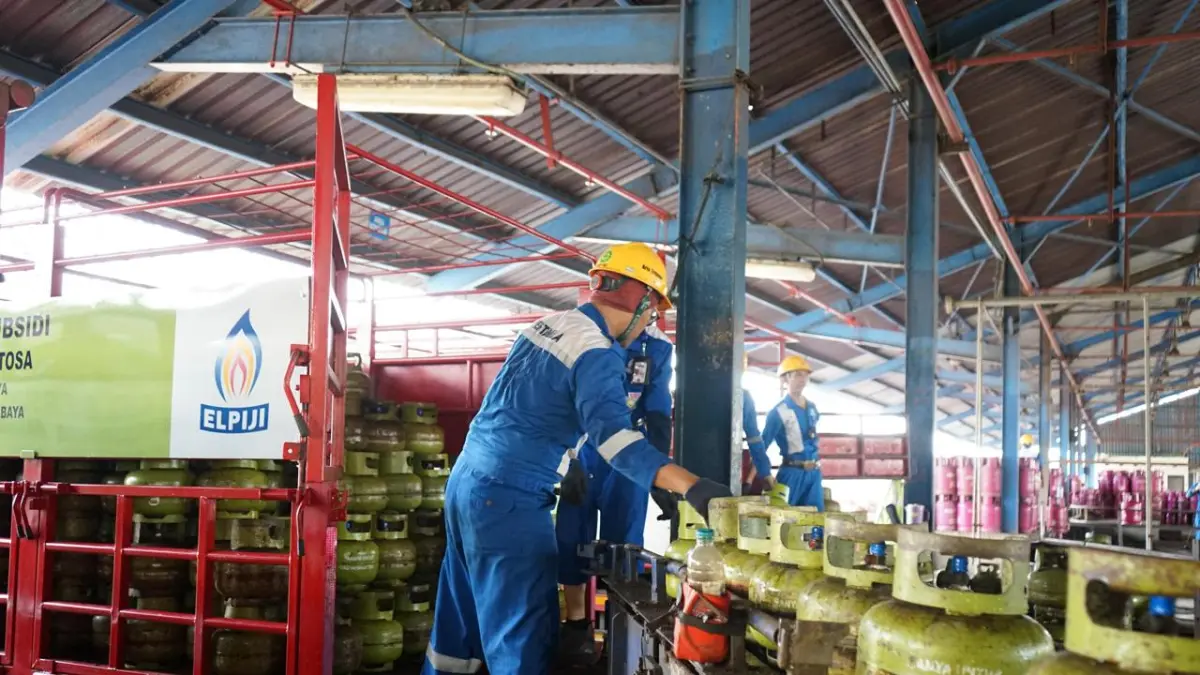 GAS BERSUBSIDI: Proses distribusi elpiji 3kg yang dilakukan Pertamina, belum lama ini. (PERTAMINA FOR LOMBOK POST)