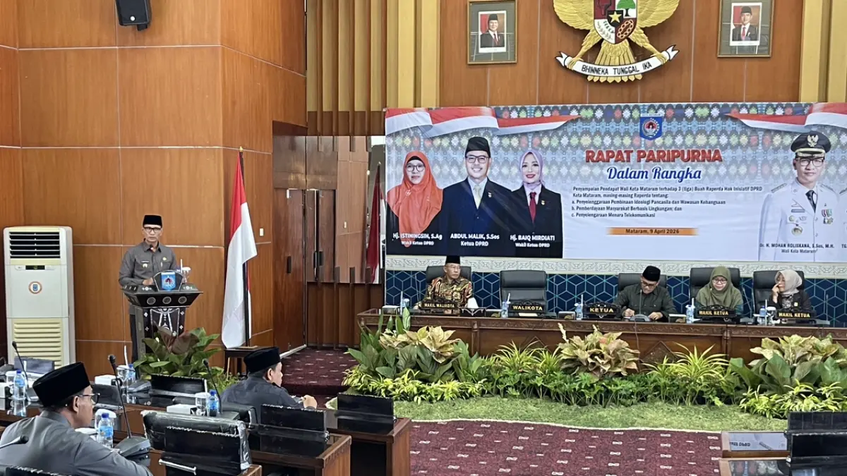 KHIDMAT: Wali Kota Mataram Mohan Roliskana saat membacakan tanggapan pemkot atas raperda inisiatif DPRD Kota Mataram, Kamis (9/4). 