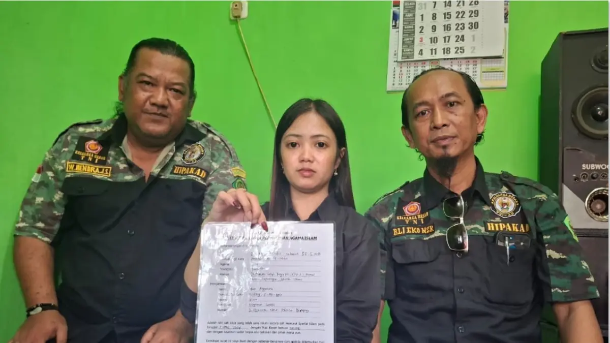 LAPOR POLISI: Intan bersama penasihat hukum Eko NSR (kiri) dan Hendra JS (kanan). Erfastino Reynaldi Malawat, pria yang menikahi Intan, ternyata perempuan. (NABILA AMELIA/RADAR MALANG GRUP JAWA POS)
