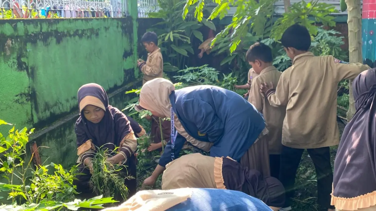 Murid SDN 33 Mataram gotong royong di halaman sekolah sekolah setempat, Kamis lalu (9/4).
 
