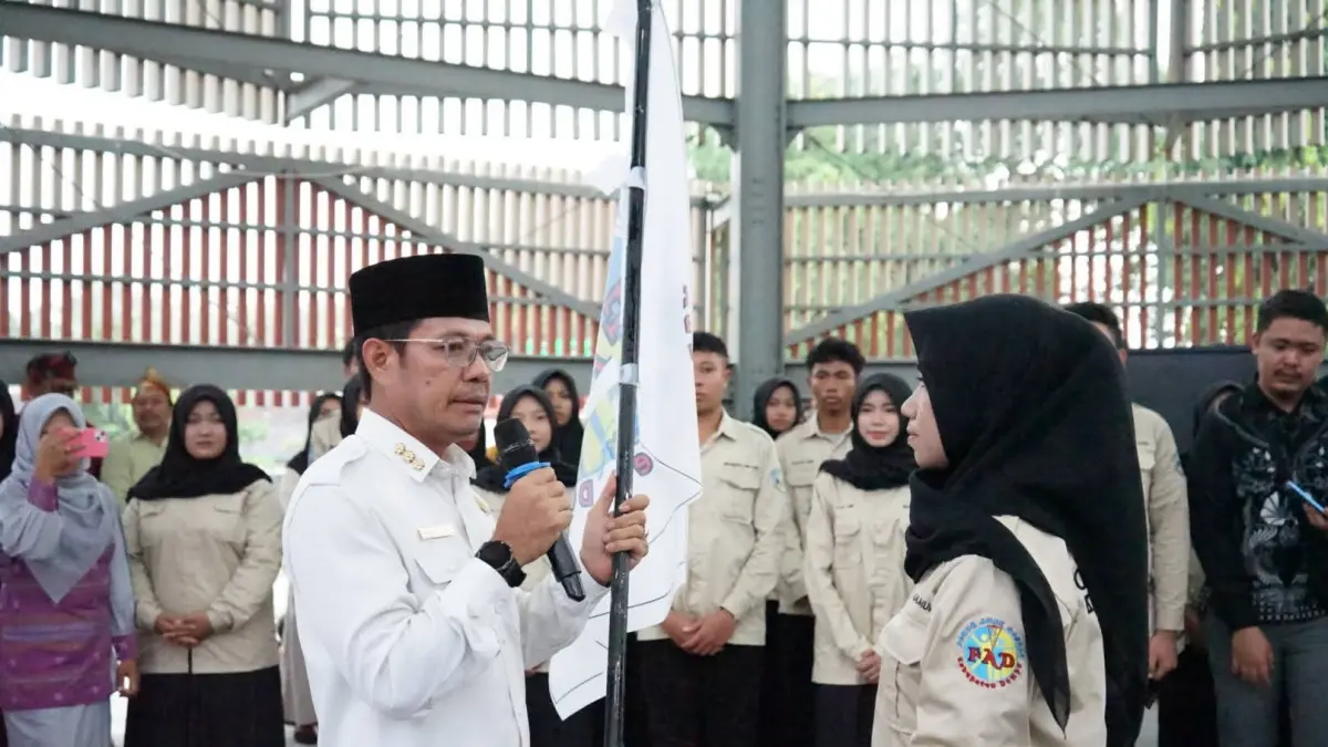PELUNCURAN: Bupati Dompu Bambang Firdaus meluncurkan program Kambeke Ana 21 di RTH Karijawa, Kamis (9/4). (Diskominfo Dompu For Lombok Post)