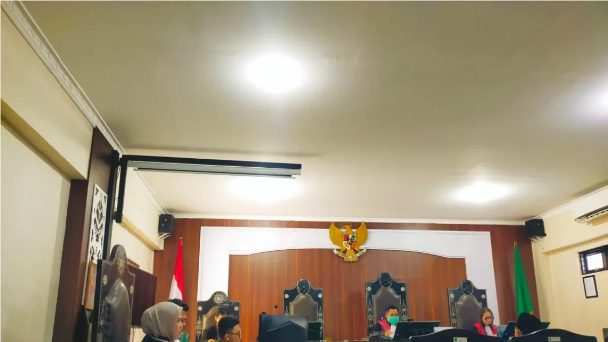 POST BERIKAN KESAKSIAN: Para saksi memberikan kesaksian pada persidangan perkara pembunuhan mahasiswi Unram dengan terdakwa Radiet Ardiansyah di PN Mataram, Kamis (9/4). (HARLI/LOMBOK)