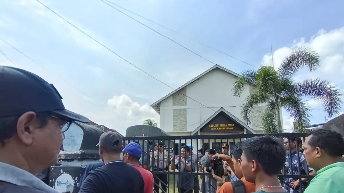 Puluhan warga Desa Kerongkong saat melakukan aksi demonstrasi saat di Kantor desa setempat karena dugaan penggunaan Kas masjid oleh Kepala desa, Kamis (9/4).