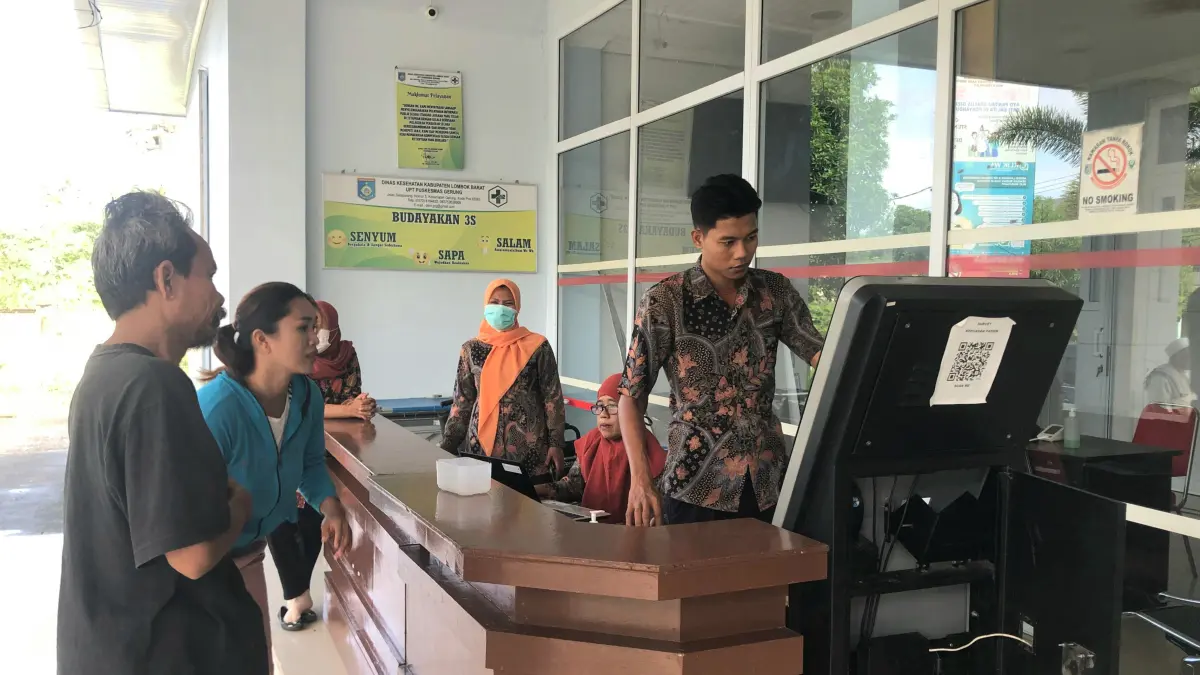 Puskesmas Gerung tetap memberikan pelayanan seperti biasa karena menjadi instansi yang dikecualikan untuk WFH. (TONI/LOMBOK POST)