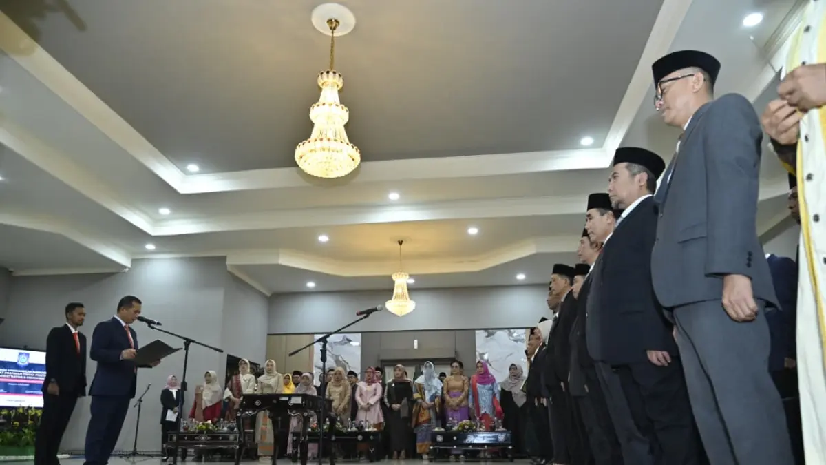 SIAP KERJA: Gubernur NTB Lalu Muhamad Iqbal melantik 34 pejabat eselon II, III dan IV Pemprov NTB di Mataram, Kamis (9/4). (BIRO UMUM DAN ADPIM SETDA NTB FOR LOMBOK POST)