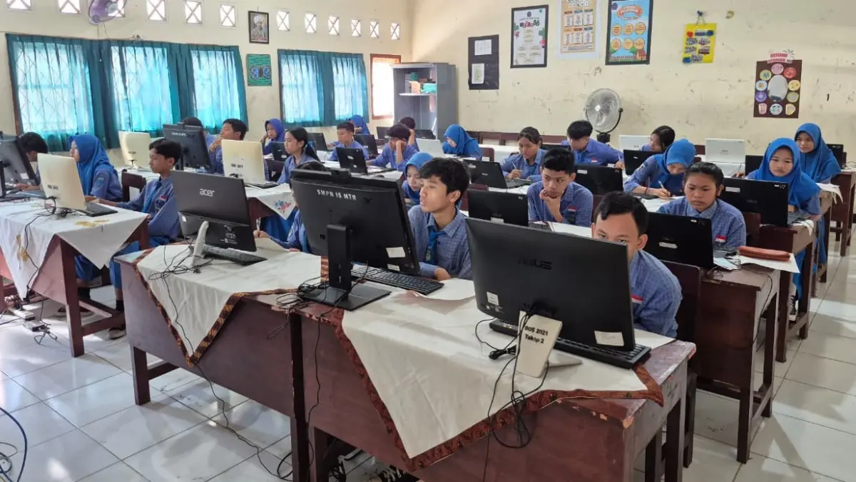 Siswa SMPN 15 Mataram melaksanakan TKA di sekolah setempat, Kamis lalu (9/4).