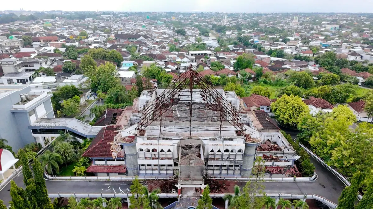 TINGGAL CERITA: Gedung DPRD NTB yang terbakar pada Agustus 2025 ini sudah mulai dirobohkan. Gedung akan diganti bangunan baru oleh Kementerian PU dengan target pekerjaan fisik tuntas 2027. (IVAN/LOMBOK POST)