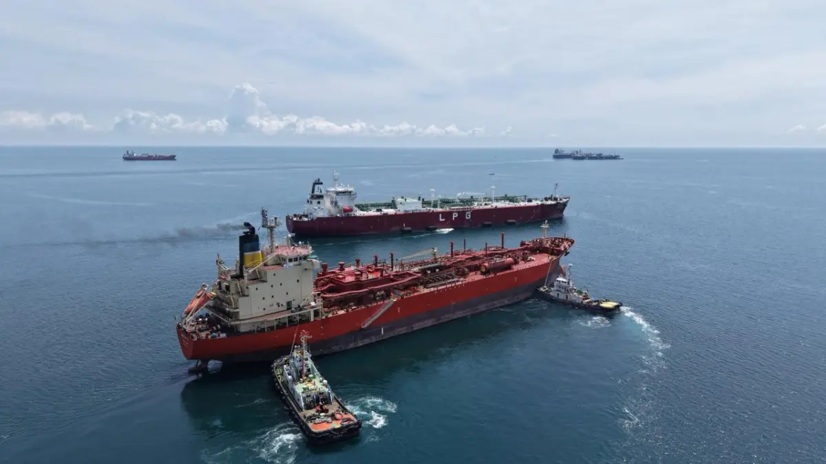 Aktivitas bongkar muat LPG di STS Kalbut Situbondo yang menjadi pusat distribusi energi ke seluruh Indonesia.