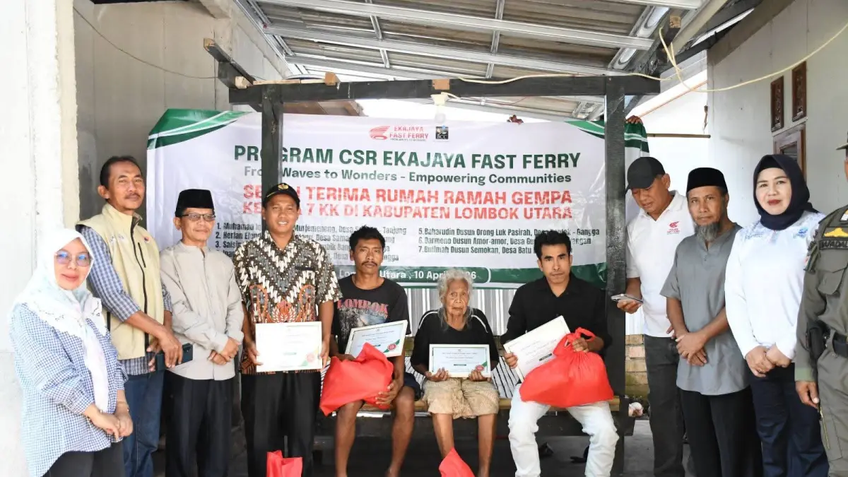 BEDAH RUMAH: Sekda KLU Sahabudin (tiga dari kiri) saat menyerahkan kunci rumah kepada penerima manfaat, Jumat (10/4). (IST/LOMBOK POST)