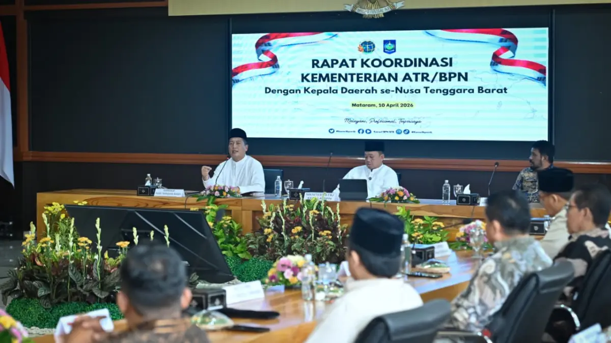CARI SOLUSI: Gubernur NTB Lalu Muhamad Iqbal memimpin silaturahmi bersama Menteri ATR/Kepala BPN Nusron Wahid, di ruang rapat Tambora, Kantor Gubernur NTB, Jumat (10/4). (BIRO UMUM DAN ADPIM SETDA NTB FOR LOMBOK POST) 