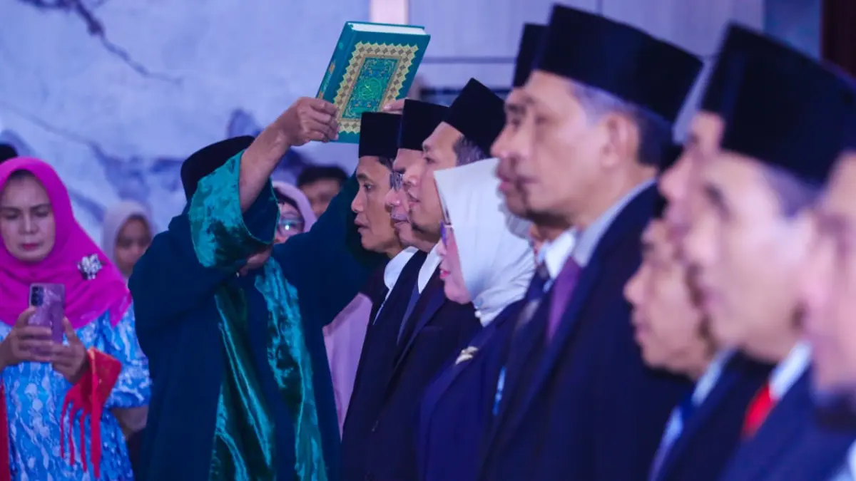 DI BAWAH SUMPAH: 13 ASN saat diambil sumpah menjadi pejabat eselon II lingkup Pemprov NTB, di Mataram, Kamis (9/4). (DISKOMINFOTIK NTB FOR LOMBOK POST)