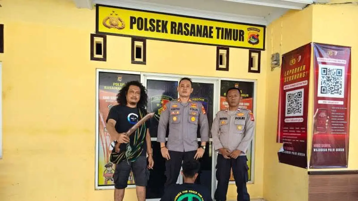 DITANGKAP: Pelaku RS saat diamankan di Polsek Rasanae Timur, Jumat (10/4). (Dok Polsek Rasanae Timur)