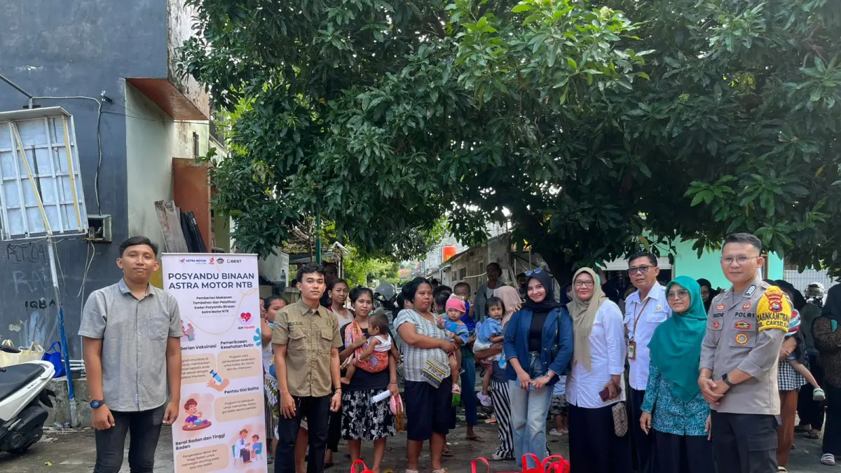 Foto bersama : Tim Astra Motor NTB bersama perangkat Kelurahan Cakranegara Selatan. (Honda for Lombok Post)