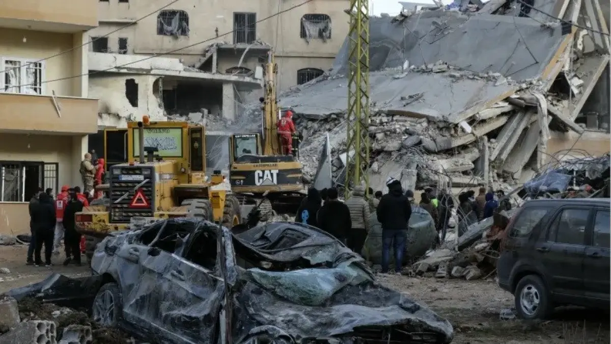 JADI PENGHALANG: Sebuah buldoser dan ekskavator membersihkan puing-puing. Sementara petugas darurat mencari korban di lokasi serangan udara Israel yang menargetkan sebuah kompleks permukiman di Baalbek, Lembah Bekaa, Lebanon. (Nidal Solh/AFP)