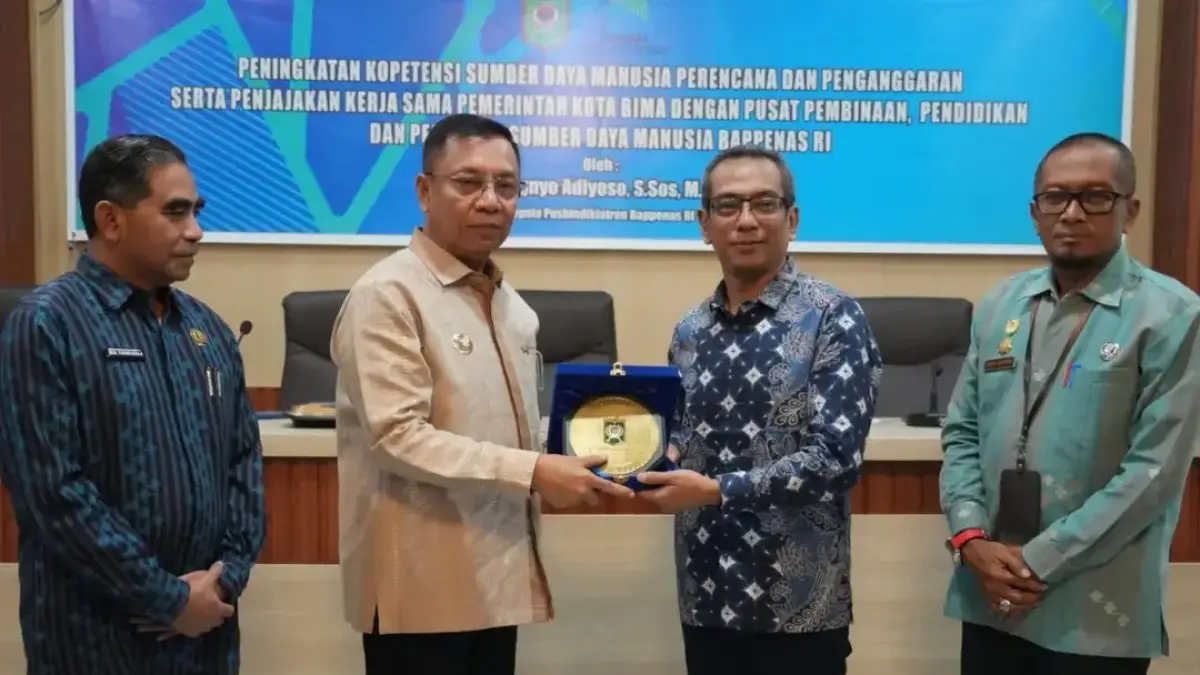 JAJAKI KERJA SAMA: Wali Kota Bima HA Rahman H Abidin (dua kiri) menyerahkan cinderamata kepada Kepala Pusbindiklatren Bappenas Wignyo Adiyoso, Kamis (9/4). (Dok Prokopim Setda Kota Bima)