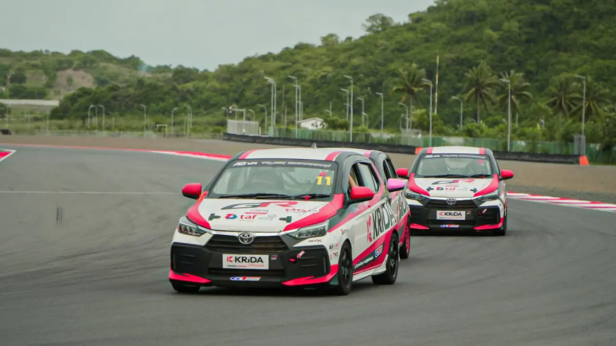 KARTINI RACE 2026: Krida Toyota Agya perkuat semangat emansipasi perempuan di dunia balap dalam ajang Kartini Race 2026 di Sirkuit Internasional Mandalika, Jumat (10/4). (Dewi/Lombok Post) 
