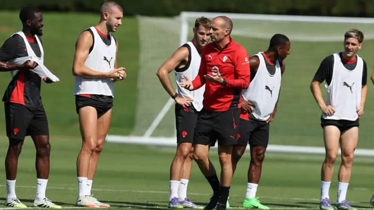 Pelatih AC Milan Massimiliano Allegri memberi arahan pada para pemainnya. (Istimewa) 