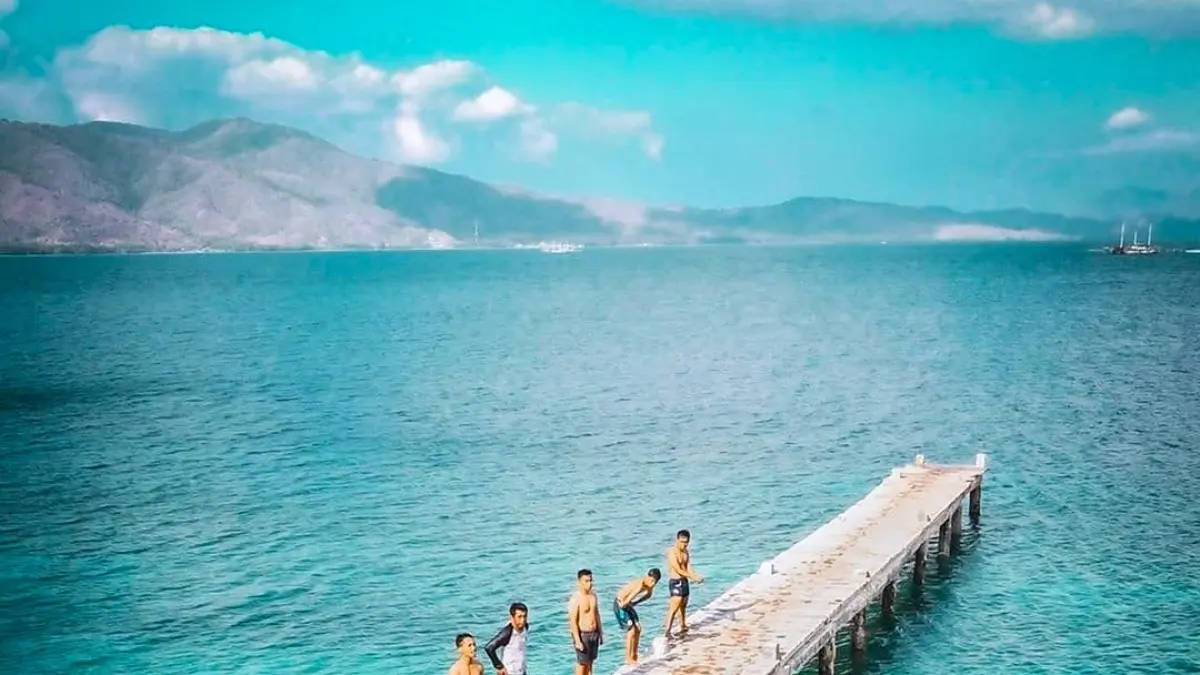 PERMATA TERSEMBUNYI: Wisatawan sedang berlibur di Nisa Bea, Teluk Waworada, beberapa waktu lalu. (IST/LOMBOK POST)
