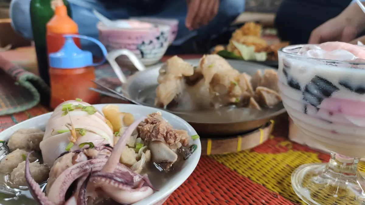 RAMAH DIKANTONG: Inilah tampilan bakso cumi dan sumsum yang menjadi menu andalan baru di Bale Kreatif. (DEWI/LOMBOK POST)
