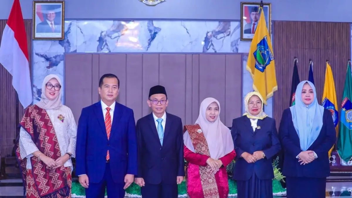 SELAMAT BERTUGAS: Foto bersama Gubernur NTB Lalu Muhamad Iqbal (dua dari kiri), dengan Abul Chair (empat dari kanan), Sekda NTB yang baru saja dilantik, di Mataram, Kamis (9/4). 