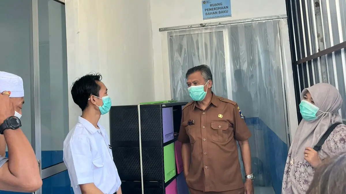 SIDAK: Satgas MBG Lobar saat sidak ke sejumlah SPPG yang ditutup sementara oleh BGN akibat persoalan IPAL dan Sertifikat SLHS. (TONI/LOMBOK POST)