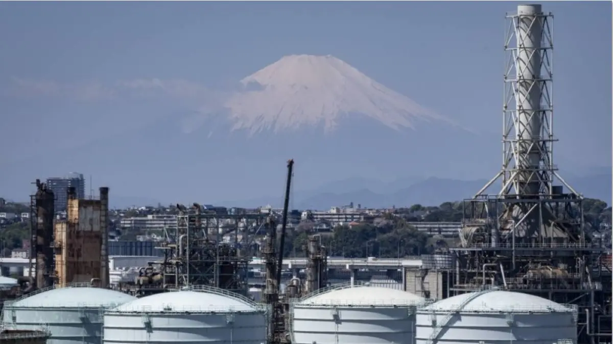 STOK AMAN: Tangki penyimpanan di kilang minyak dekat Gunung Fuji di Yokohama, Jepang. (Yuichi YAMAZAKI / AFP)