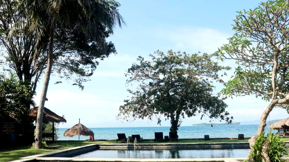 TENANG DAN NYAMAN: Cocotinos Resort Sekotong Lombok Barat menawarkan nuansa berlibur yang intim bagi keluarga maupun pasangan pengantin. (TONI/LOMBOK POST)