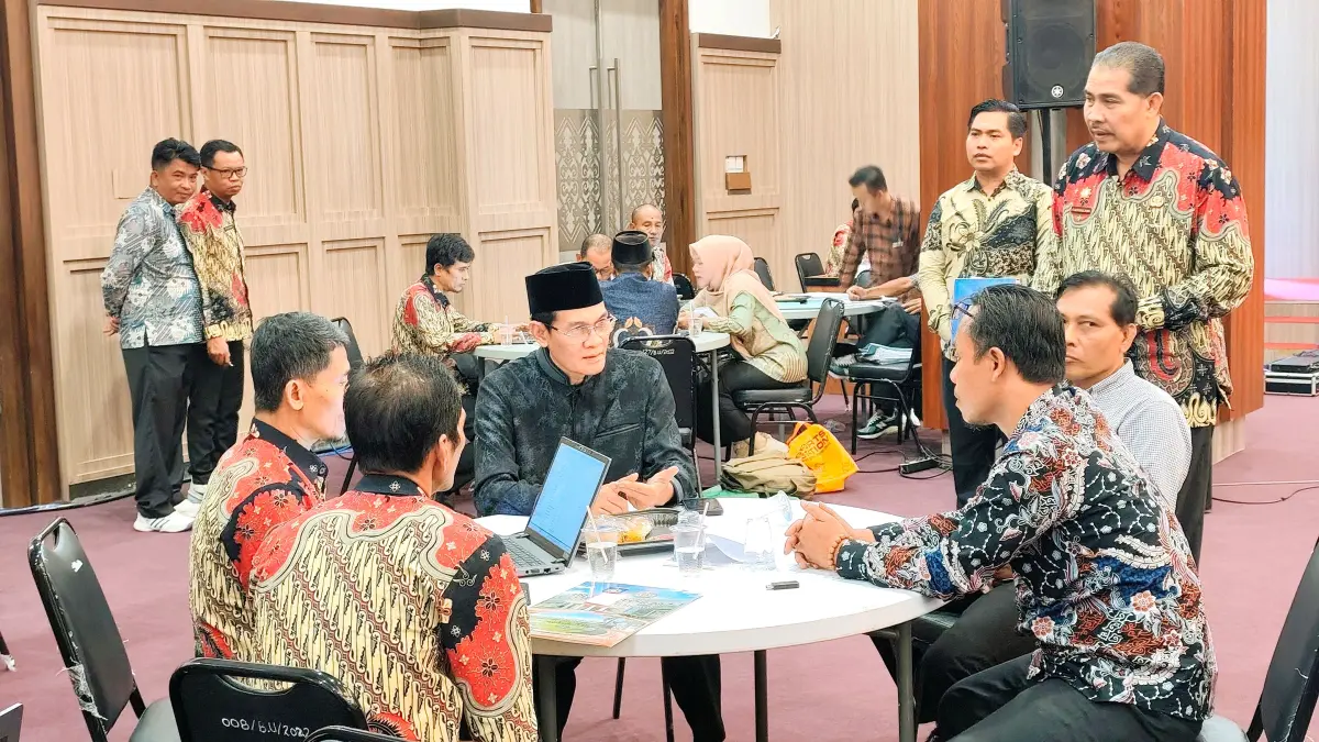 TETAP MASUK: Wakil Bupati Lombok Tengah M Nursiah memantau aktivitas ASN Inspektorat Lombok Tengah yang memberikan pendampingan kepada kepala sekolah, bendahara dalam pengelolaan dana BOS di kantor bupati, Jumat (10/4). (Dewi/Lombok Post) 
