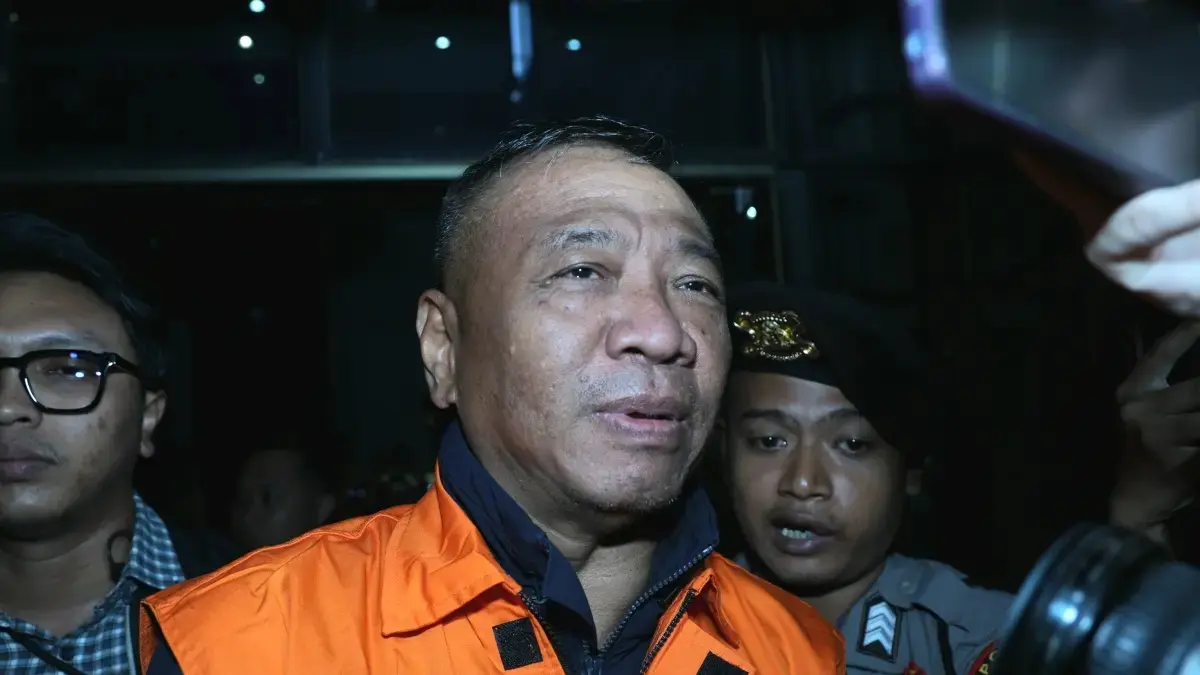 Bupati Tulungagung Gatut Sunu Wibowo mengenakan rompo tahanan usai terjaring OTT KPK, Jakarta, Minggu (12/4/2026). (JawaPos.com)