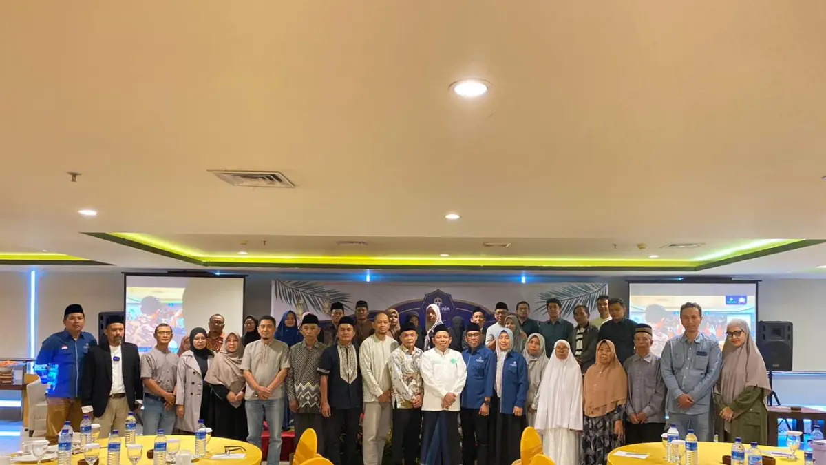 Jamaah haji khusus Muhsinin Tour and Travel mengikuti kegiatan pramanasik yang dirangkai dengan silaturahmi dan halal bihalal di Hotel Golden Palace, Mataram, Sabtu (11/4).