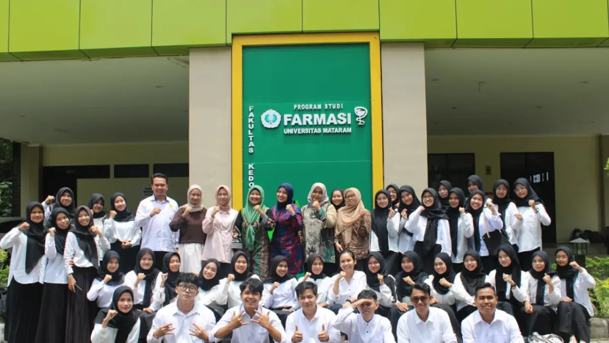 Mahasiswa PSPPA FKIK Unram yang meraih kelulusan 100 persen Uji Ukomnas PDPA periode Maret 2026 foto bersama dosen di depan fakultas setempat, pekan lalu.

