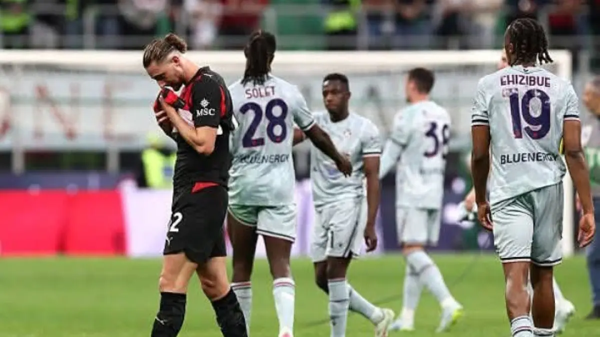 Pemain AC Milan Adrien Rabiot tertunduk lesu usai timnya dikalahkan Udinese 0-3. (Istimewa) 