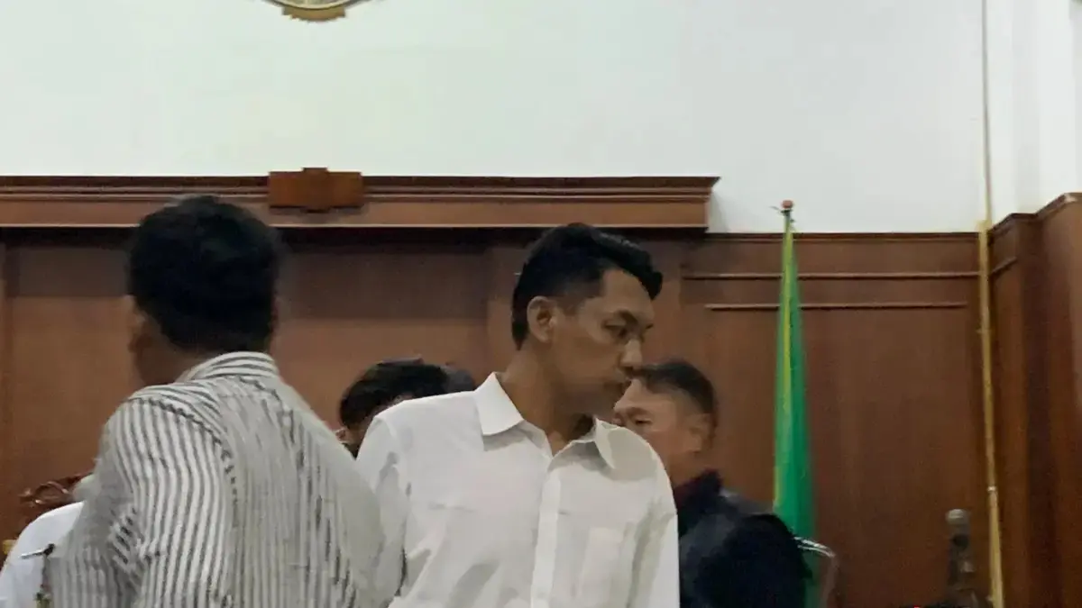 Pria di Surabaya, Bobi Tri Waluyo Kote divonis 1 tahun penjara setelah terbukti bermain slot di warung kopi kawasan Asemrowo. (JawaPos.com)