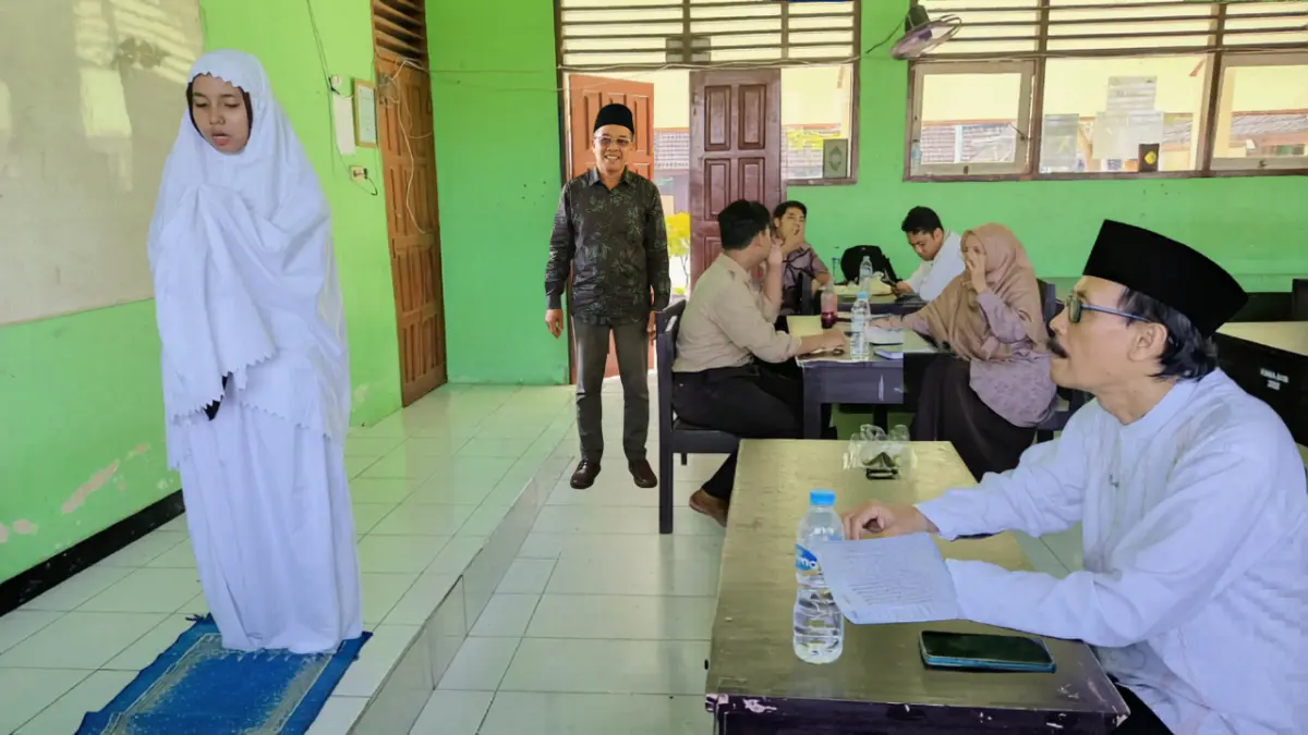 Siswa MTsN 3 Mataram praktik salat yang merupakan bagian dari Ujian Sango Santri di madrasah setempat, Sabtu (11/4).