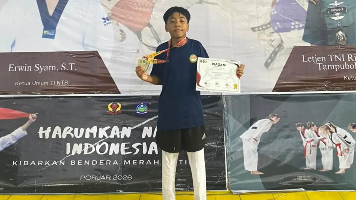 Siswa SMPN 1 Sekotong Azkiyan Restu meraih juara1 cabang Taekwondo Porjar NTB 2026 di GOR 17 Desember.
