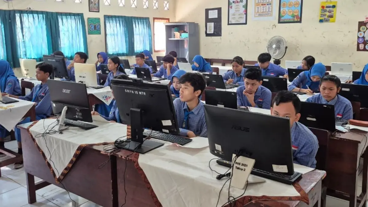 Siswa SMPN 15 Mataram melaksanakan TKA di sekolah setempat, Kamis (9/4). Hasil ujian ini akan menentukan masuk ke sekolah favorit.

