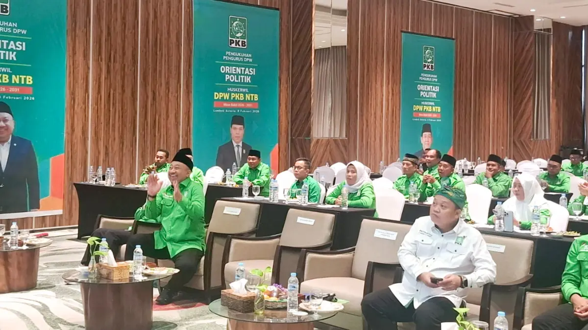 KONSOLIDASI: Ketua DPW PKB NTB Lalu Hadrian Irfani (kiri) bersama jajaran pengurus DPW saat mengikuti pengukuhan dan orientasi politik beberapa waktu lalu. DPW PKB akan segera menggelar Muscab di 10 DPC PKB se-NTB pada 16 April nanti. (UMAR/LOMBOK POST)