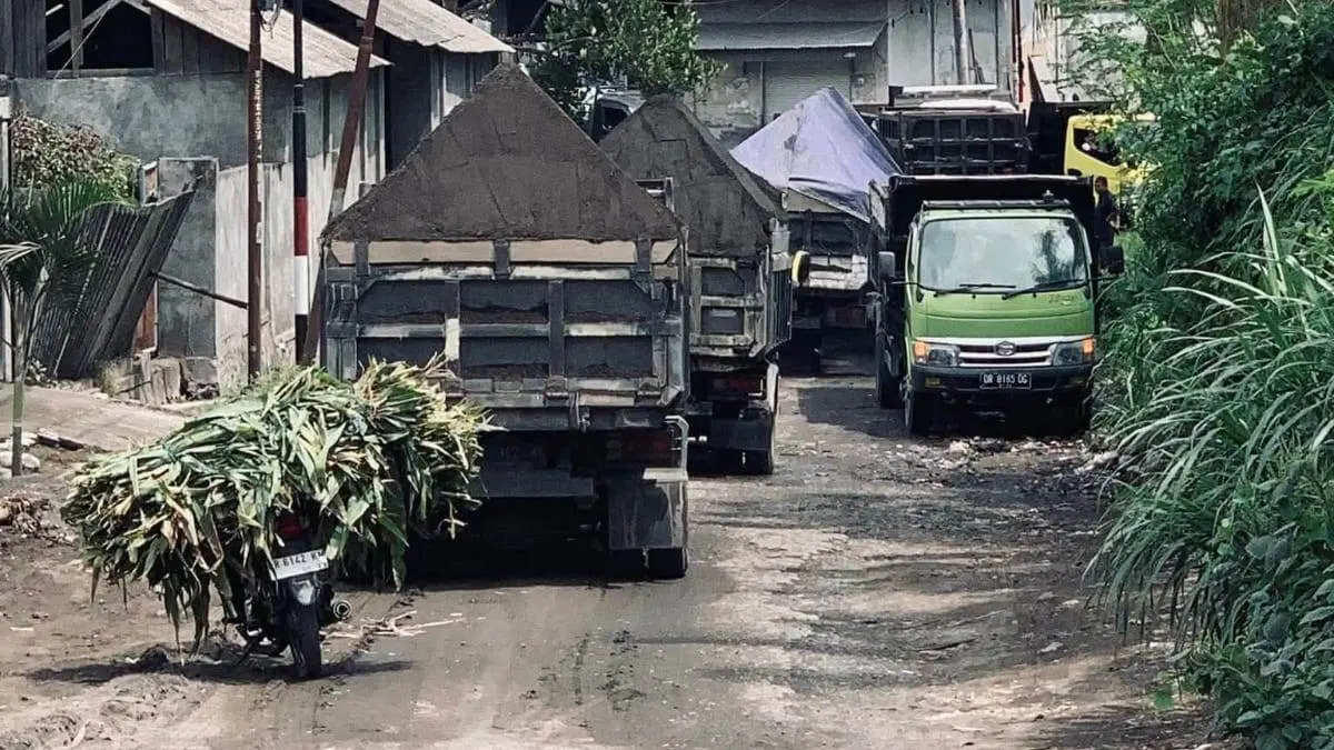 ANGKUT MATERIAL: Sejumlah truk pengangkut material tambang galian c melintas di jalan Kalijaga Timur, Kecamatan Aikmel yang rusak parah. (SUPARDI/LOMBOK POST)