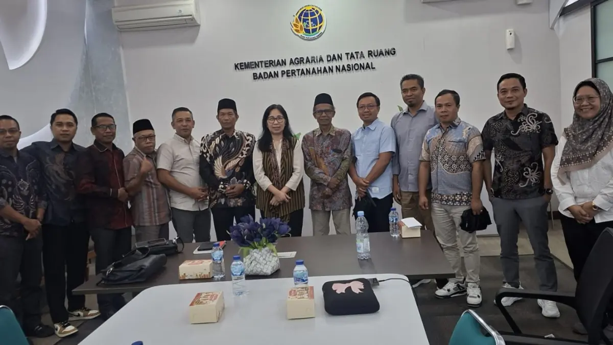 BAHAS BERSAMA: Pansus Raperda RTRW DPRD KLU berfoto dengan pejabat dari Kementerian ATR/BPN. (IST/LOMBOK POST)